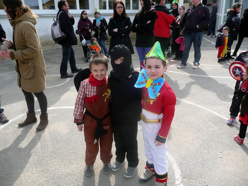 Beaucoup de couleurs au carnaval de la maternelle