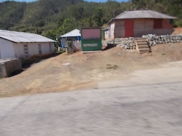 La region de Guantanamo, la mer les soldats, l  arrivee a Baracoa et premier resto.... batisse style colonial