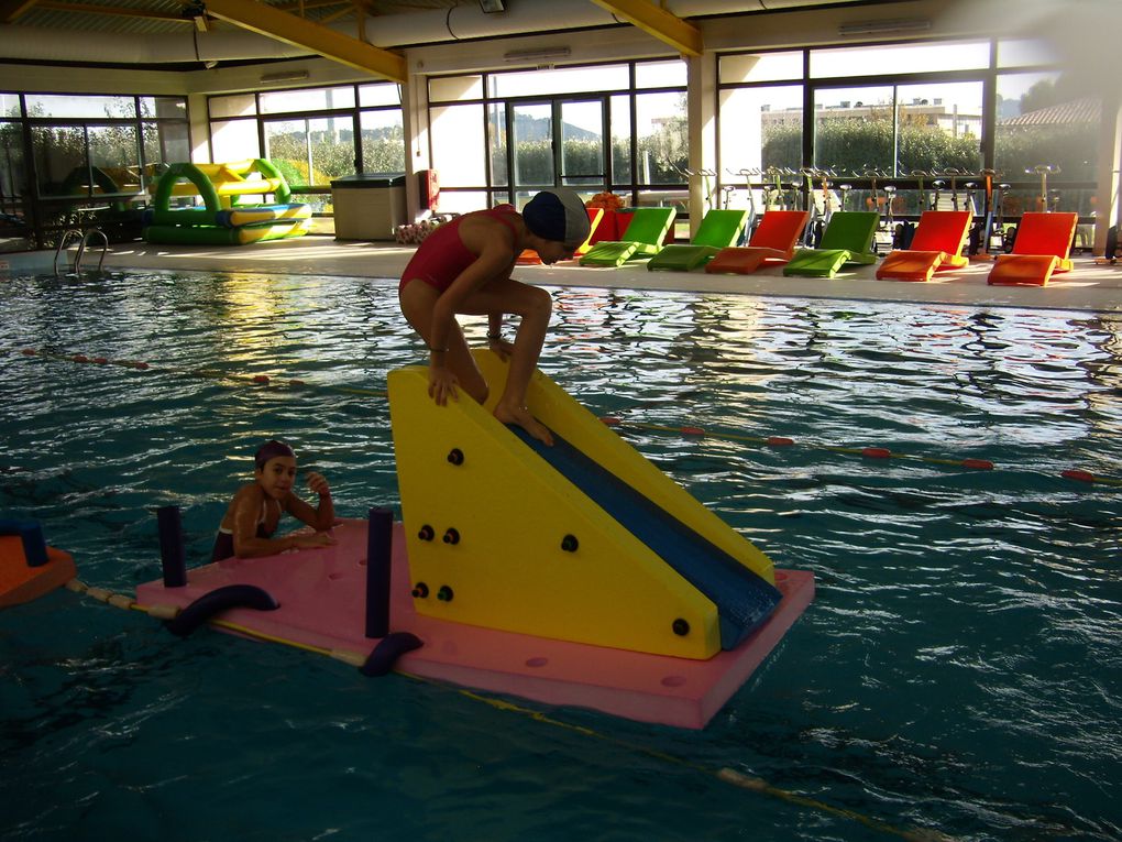 Au cours de ce cycle, les élèves ont pu améliorer leurs compétences en milieu aquatique. Dans la bonne humeur, ils ont fourni des efforts importants qui leur ont permis de passer l'épreuve du savoir nager.