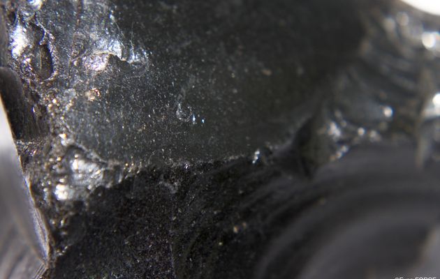 L’obsidienne, une roche volcanique issue d'une cristallisation inhibée