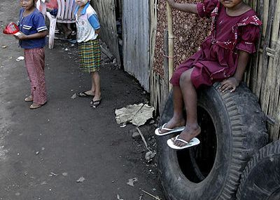 Enfant et le pneu n° 8 Yangon (photo Sara Heinrichs)
