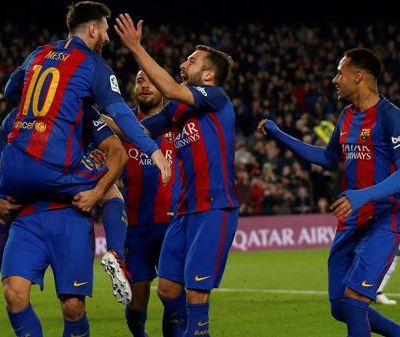 De la magia de Messi y goles de Luis Suares el FC Barcelona gano el derbi catalán 