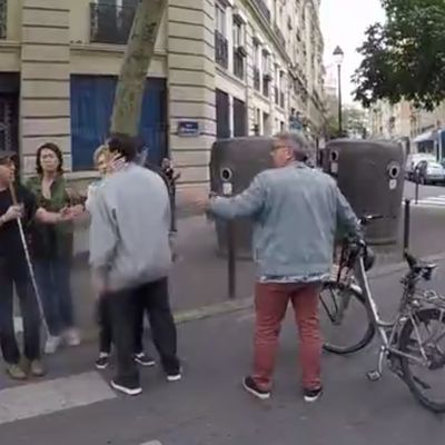 Il manque d'écraser un malvoyant puis sort de sa voiture pour le frapper