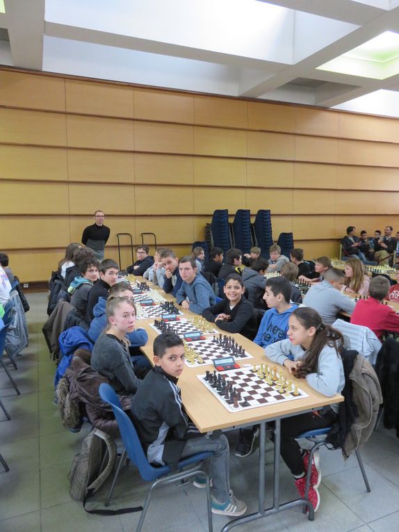 Diaporama : merci pour ces photos à Alain Champ arbitre de l'Echiquier Orangeois et à Pierrick Vignard professeur du collège Arausio