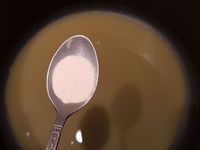 3 - Placer au mixeur la purée d'amande (2 cuil.à soupe bombées) et le sirop d'agave, ajouter la moitié des poires cuites et mixer finement, réserver. Verser dans une casserole le jus de poire avec l'agar-agar, porter à ébullition et laisser frémir pendant 15 secondes. Verser sur la purée poire-amande et mixer à nouveau. Réserver