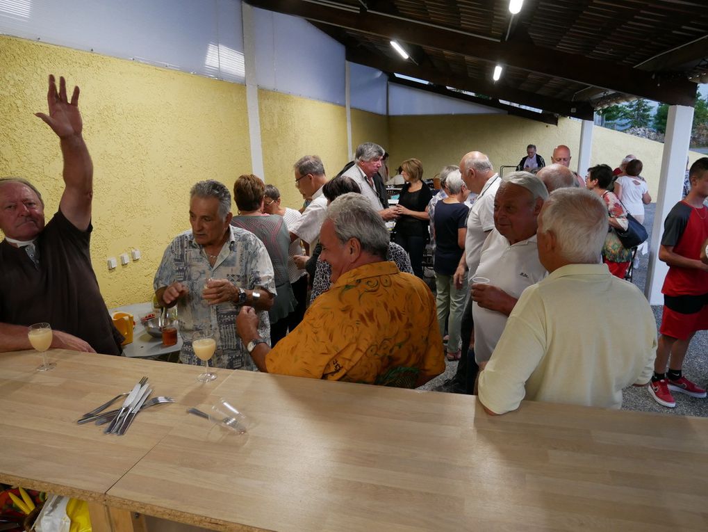 L'apéritif a été l'occasion d'échanger des nouvelles.