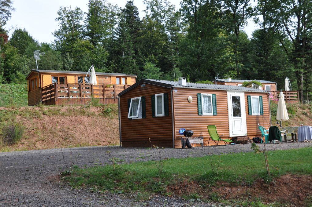 Envie de vacances, recherche de calme. Les 4 étangs vous accueillent toute l'année pour un week-end, une semaine ou quelques jours. Les mobile-home sont tout équipés et entourés de bois et d'étangs pour un séjour au coeur de la campagne vosgie