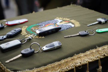 Doce vehículos vendidos por personal diplomático de Guaidó recuperados por la policía de Bolivia