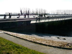 Le Mont St Michel depuis le barrage sur le Couesnon