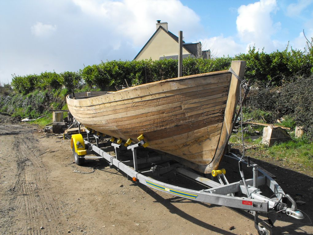 Cette baleinière a été construite en 1956 à Douarnenez pour le compte de la marine nationale. Le chantier navale Virusboat spécialisé dans la construction de voile-aviron en polyester m'a confié la partie charpente de cette restauration tandis qu'ils effectueront les finitions.