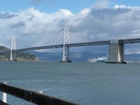 Voilier, porte-container, SoMa (vu depuis le Ferry Building, spéciale dédicace à Sigoline), le Bay Bridge, un drôle de restaurant dans le Ferry Building