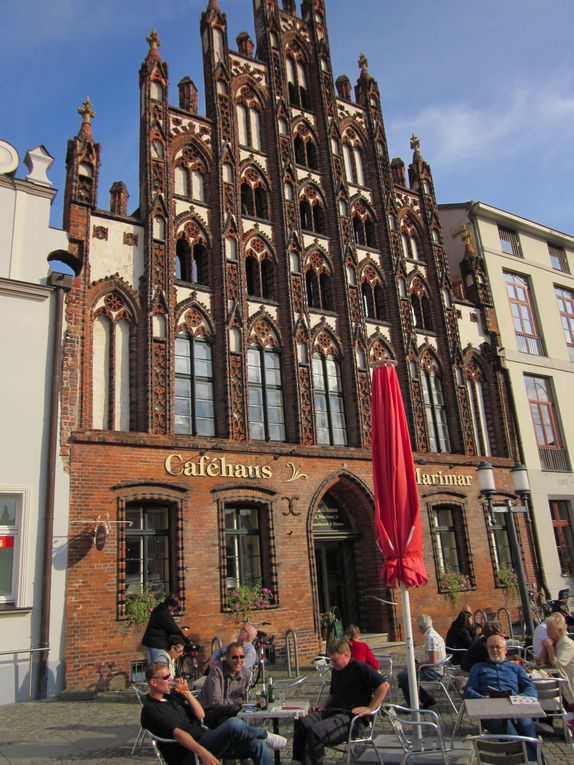 Me suis rendue compte que je n'avais même pas mis de photos de Greifswald, les voilà: églises, places, maisons typiques, bâtiments universitaires...ce que je vois chaque jour c'est ça (avec ou sans soleil, ça dépend!)