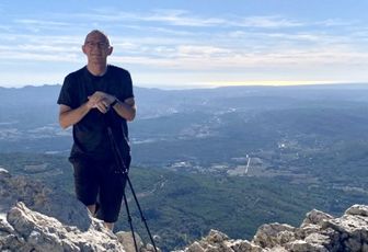 AU PIED DE LA CROIX DE PROVENCE 