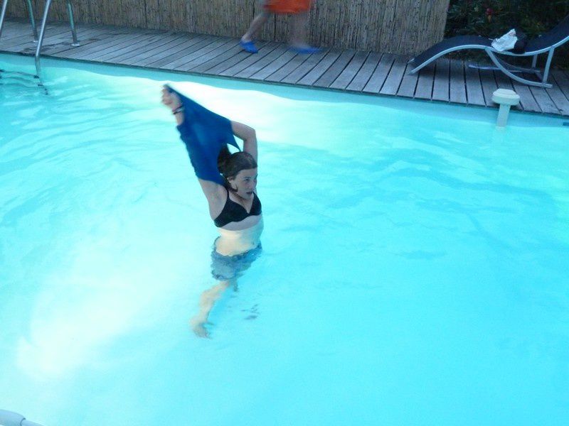 Piscine, farniente et bain de nuit habillé...