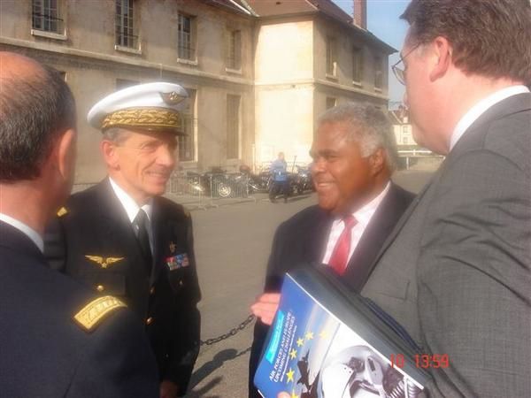Le Sénateur en compagnie (à sa droite) du Général Jean-Paul Palomeros, Major-Général de l'Armée de l'Air et André Geoffroy (à droite de la photo) Président européen de l'European Parternship of Airforce Associations (EPAA) organisateur du 