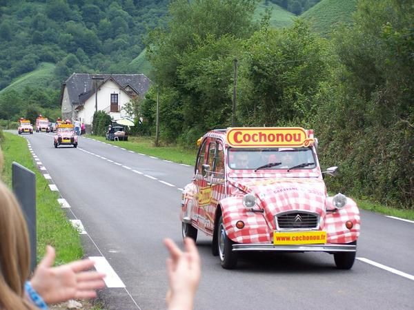 <p><strong>Nous y &eacute;tions... eh oui ! Sur la route du TOUR DE FRANCE 2006, au lieu dit &quot;La Mouline&quot; &agrave; Arette lors de la tr&egrave;s attendue &eacute;tape basque KANBO-PAU du 12 juillet 2006...</strong></p>
<p><strong>Nous &eacute;tions seuls sur ce tron&ccedil;on de ligne droite noy&eacute;s sous un ammoncellement de cadeaux violemment lan&ccedil;&eacute;s depuis les v&eacute;hicules bien color&eacute;s de la d&eacute;bauche publicitaire...</strong></p>
<p><strong>Des bo