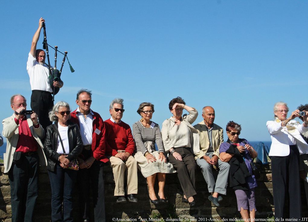 Dimanche 26 juin 2011 - moment de recueillemnt à la mémoire des marins et pharmaciens de la marine morts pour la France. Dix photographies ont été dévoilées par les représentants de l'amicale des anciens marins et pharmaciens de la marine.