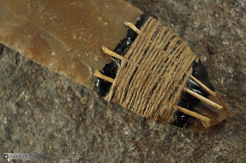 Poignard emmanché en silex (bétuline et fibres végétales), Néolithique final, site de Charavines (Lac de Paladru, Isère)