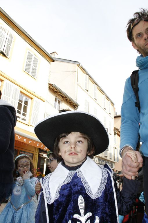 Reines des neiges et autres joyeux festivants sous ou neige de confettis