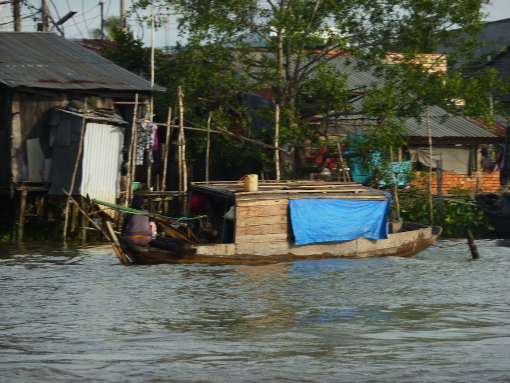 Mekong delta. 
1st day : crossing the delta, to arrive at Can Tho before evening.
2nd day : continuing visit of the delta : floating market of Can Tho, noodle factory, garden, crocodile farm, temple.
3rd day : towards Cambodia via the Mekong delta