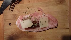 Roulés de porc aux tomates confites et parmesan