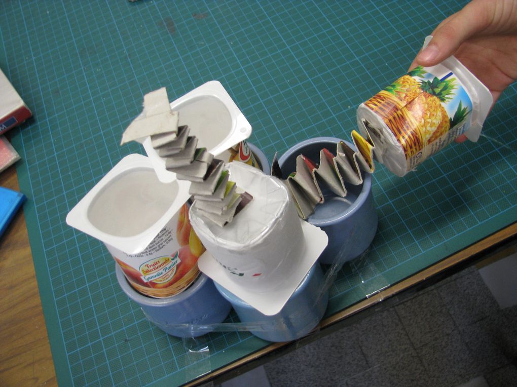 fabrication et assemblage de matériaux et objets de récupération à une table.