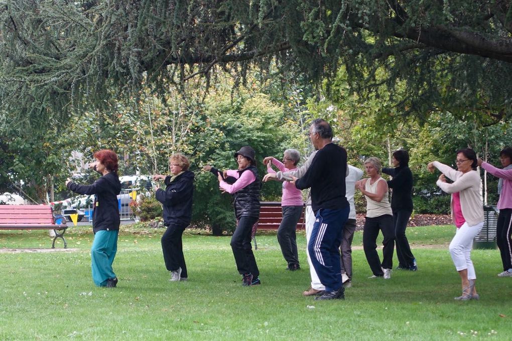 Pour la rentrée des commerçants de Bayonne, initiation au Tai Ji Quan et au Qi Gong, par L'Ecole de Tai Ji Quan Côte Basque avec Maité Pébay au jardin public.