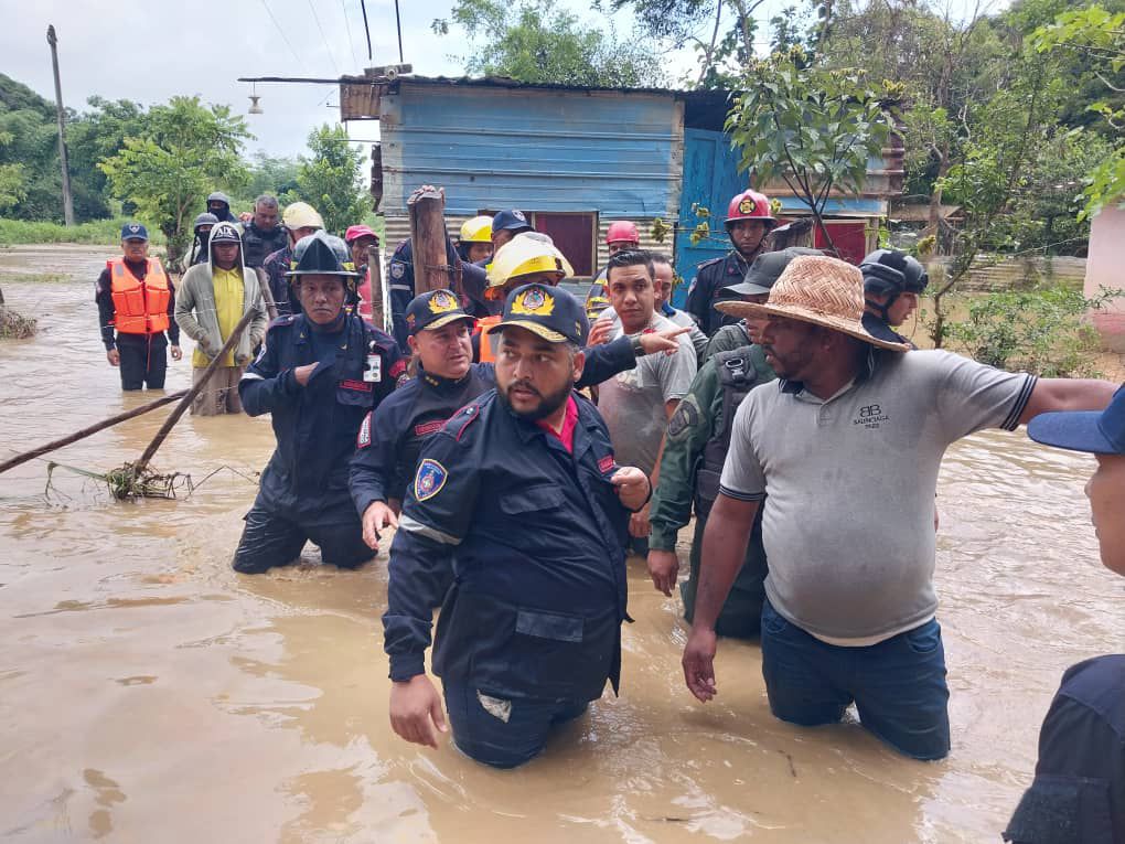 Acalde de Carlos Arvelo realizó evaluación de daños por lluvias en el sector El Zanjón de la parroquia Güigüe (+Fotos)