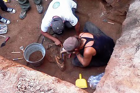 Découverte d'artefacts mayas sous une avenue - Belize