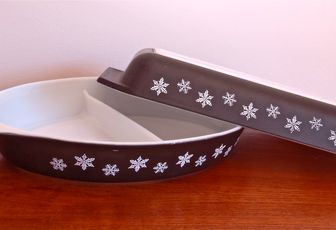 Vintage et rétro : plats à four Pyrex noirs motif "Snowflake" !