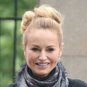 PHOTOS - Adriana Karem­beu enceinte, la future maman enga­gée au côté de Michel Cymes - Gala