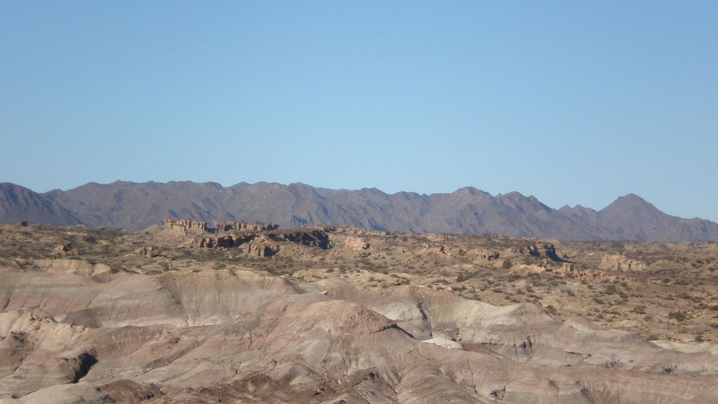 La Cordillère des Andes, et ses trésors de nature aux imposants paysages minéraux : l'Aconcagua, l'un des plus hauts sommets du monde, et les sites préhistoriques d'Ischigualasto et Talampaya, déserts de roches inscrits au patrimoine mondial de