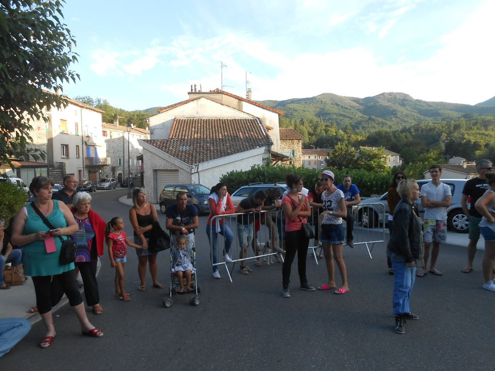 Spectateurs sur le parcours. Place St Bonnet, rue de la Molle, rue des Frères Fabre, rue du Champ de Mars et rue de la Paillette: on a fait le tour du village, construit en cercle autour de la place du Champ de Mars