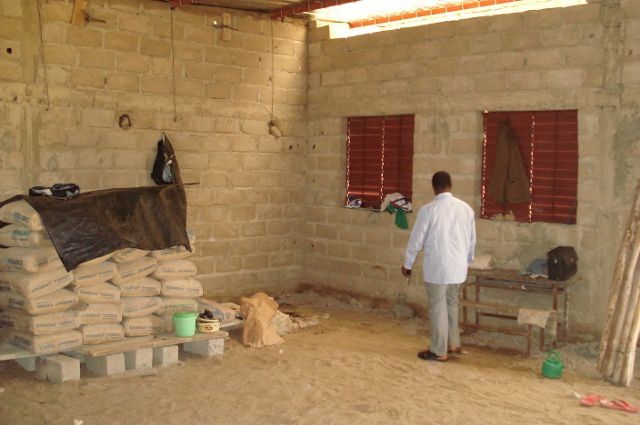 Construction en cours de l'école : voir photos (cliquer pour agrandir)  Oumnoghin : Construction de la classe de 6ème..., la rentrée approche