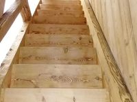 Fabrication sur mesure d'un escalier balancé en vieux bois