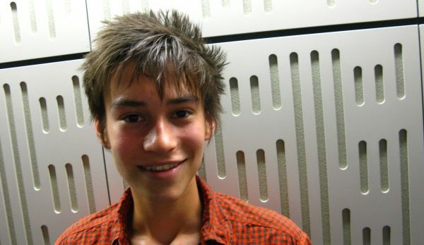 jacob collier, un propre son musical en utilisant sa voix, ses mains et les instruments autour de lui