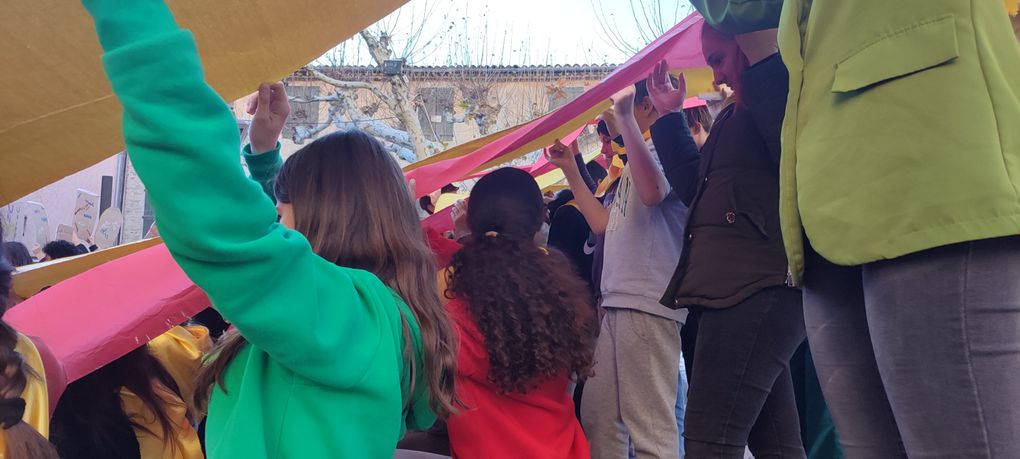 Els alumnes que aprenen català a Prada homenatgen Pompeu Fabra amb danses i cançons!