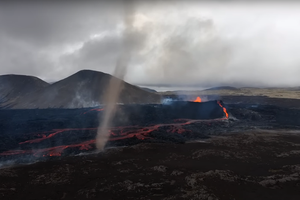[VIDEO] VIDEO. Un spectacle rare et époustouflant : un "bébé volcan" entre en éruption et "crache" des puissantes tornades, impressionnant !