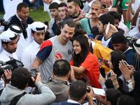 Match amical entre le Réal Madrid et le PSG à l'Aspire Academy (gauche) | Zlatan Ibrahimovic avec des supporters à Doha (milieu) | Logo du Qatar Sport Investments (droite)