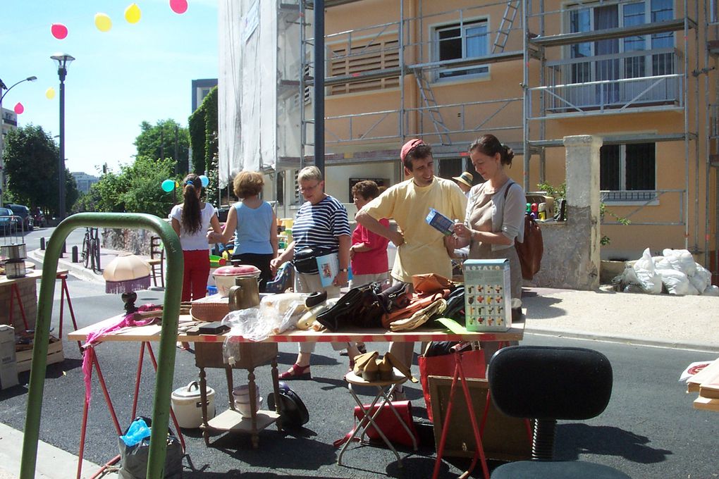 La Fête de la rue à lieu en juin depuis 9 ans, initialement un samedi, puis depuis 3 ans un dimanche. A cet effet, la portion de la rue située entre le carrefour avec la rue de Romainville et la bibliothèque est fermée à la circulation de 8h à