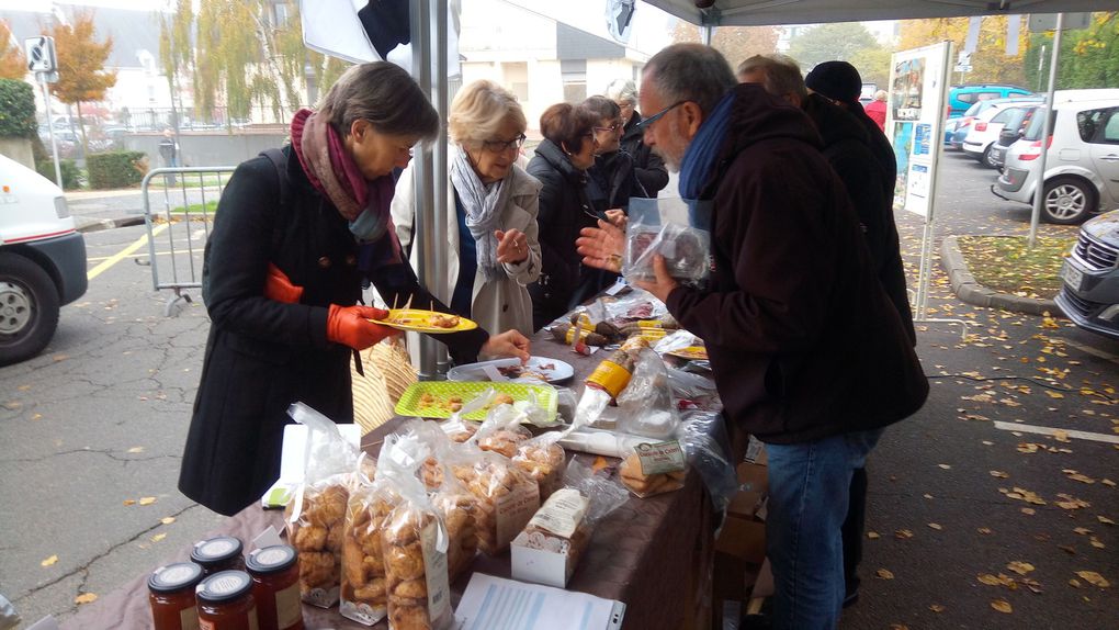 L'Amicale des Corses et amis de la Corse en Touraine en plein travail sur le marché de Saint Avertin le 14 novembre 2018. Beaucoup de monde pour déguster et acheter les produits représentatifs de la gastronomie Corse