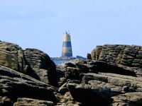 La balise à feu fixe, première avant-garde des récifs tueurs, a néanmoins évité à de nombreux navires de se laisser embarquer dans les courants et tourbillons dévastateurs des écueils redoutables des "Chiens Perrins".