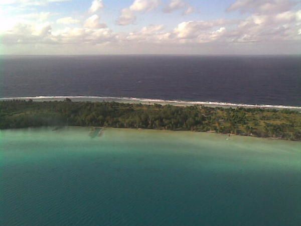 <p>tour de l'ile de bora et visite de tupai, l'ile voisine regardez bien , elle a une forme particulière</p>
<p> d'autres photos à venir !!!</p>
<p> </p>