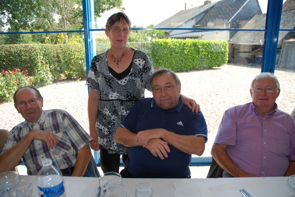 nos chèrs aines , réunis tous ensemble à la salle d'épaumesnil pour un repas 