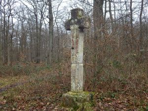 La Croix Pucelle. la croix la plus ancienne érigée par Jean d'orléans comte de  Dunois, compagnon d'armes de Jeanne d'Arc