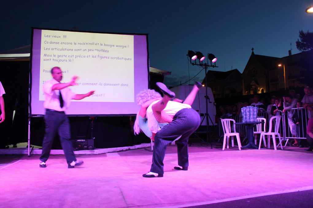 Sur le front de mer entre le casino et un bar bercé par les vagues, Royan au rythme du Rock'n'Roll avec le spectacle " Swing to the Rock" présenté par DANSE PROJECT. Soirée organisée par l'Association Générale de Pontaillac, présidée par Mad