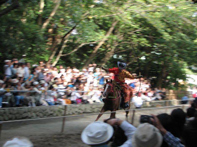 Yabusame est n&eacute; il y a 800 ans &agrave; Kamakura. C'est comme le tir &agrave; l'arc en prendant le cheval. Il y a trois cibles. Cela a commenc&eacute; pour excercer la technique d'arc.<br/>
Ce festival est &agrave; Tsurugaoka Hachimangu &agrave; Kamakura &agrave; Kanagawa le 16 Septembre chaque ann&eacute;e.<br/>