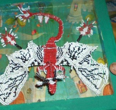 dragon en perle de rocaille avec ca macket il a etait offert a mont frere pour son anniversaire qui etait tres emue