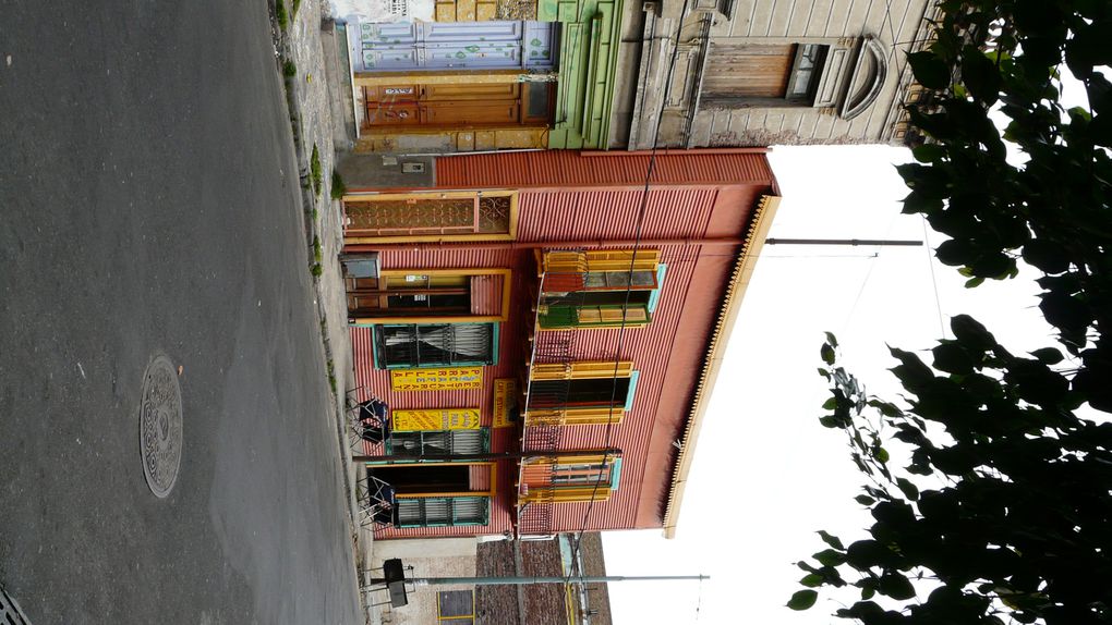 quelques jours dans cette megalopole pour debuter notre periple. Avant tout une ville immense, demesuree...
beaucoup de quartiers, dont un qui a vraiment du caractere, le premier buenos aires... c est La Boca, tout en couleur, grouillant d artistes p