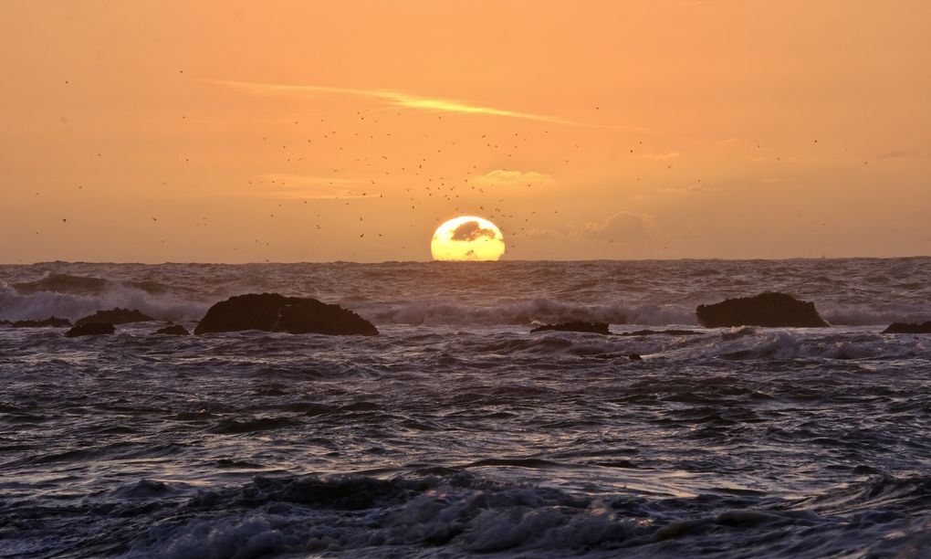 Un coucher de soleil sur les iles purpuraires pour finir ce récit....riches d'histoires et situées juste en face du port, les îles abritent une prison désaffectée, une mosquée et un minaret, des constructions qui conservent dans leur mur le murmure des vies passées. Elles gardent un parfum de mystère pour celui qui est irrésistiblement attiré par le passé et ses silences.
